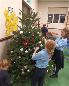 Wellbeing Club Decorate Christmas Tree